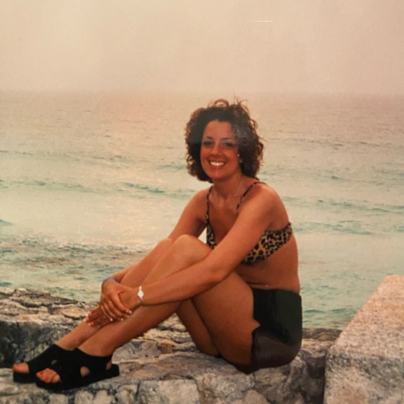 Hi 👋 I’m Tanja! I love Reselling great finds to add to your closet and home 😊 - Picture 13 of 16